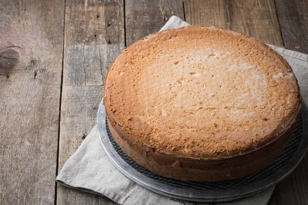 Sponge cake with cream. The process of cooking. Festive sweets. — Stock Photo, Image