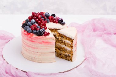 Çilek pasta. Pasta ev yapımı ekmek.