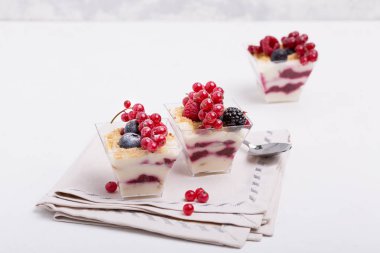 Kahvaltıda pasta. Yoğurt, meyve ve baharat ile müsli. Tatlı bir kavanoz içinde.
