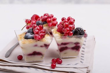 Kahvaltıda pasta. Yoğurt, meyve ve baharat ile müsli. Tatlı bir kavanoz içinde.