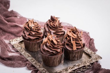 Krema ile tatil cupcakes. Dekorasyon çiçek ve meyveleri.