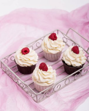 Krema ile tatil cupcakes. Dekorasyon çiçek ve meyveleri.