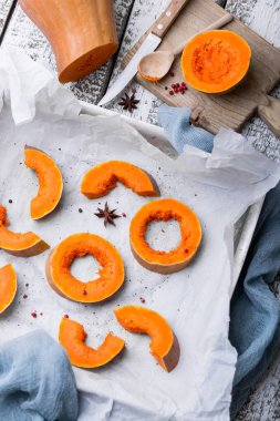 Pişmiş kabak. Balkabağı çorbası için malzemeler