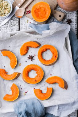 Pişmiş kabak. Balkabağı çorbası için malzemeler