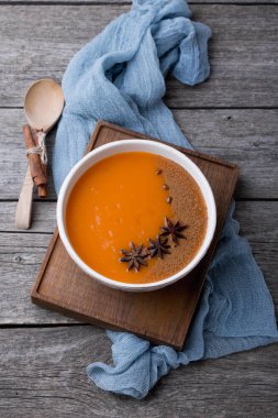 Balkabağı çorbası baharatlar ile. Kış ruh. Noel yemeği. Rustik tarzda öğle yemeği. Kopya alanı.