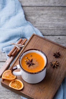 Balkabağı çorbası baharatlar ile. Kış ruh. Noel yemeği. Rustik tarzda öğle yemeği. Kopya alanı.