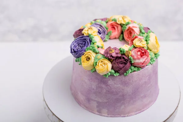 Pastelitos navideños con crema. Flores y bayas de decoración . —  Fotos de Stock