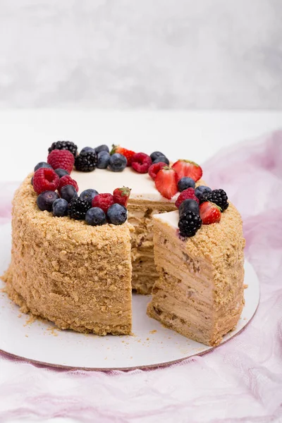 Pastel con bayas. Pastel panadería casera . —  Fotos de Stock