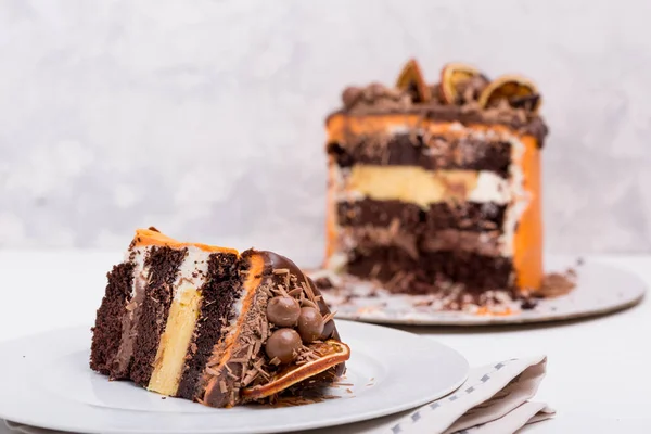 Bolo de chocolate de inverno com laranjas cristalizadas . — Fotografia de Stock