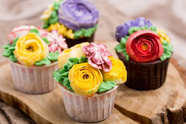 ホリデイ ・ クリームのカップケーキ。装飾花と果実. — ストック写真