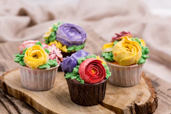 Cupcake Liburan dengan krim. Dekorasi bunga dan beri . — Stok Foto