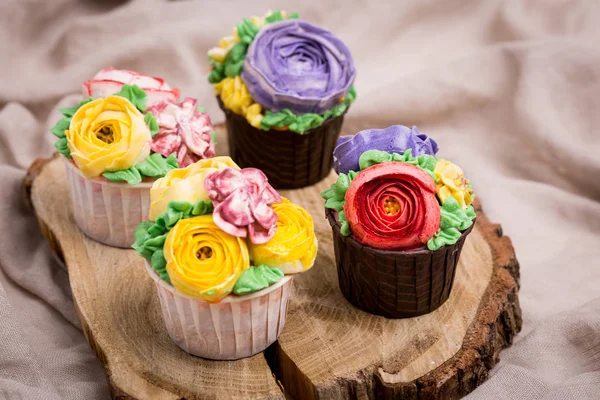 Cupcake Liburan dengan krim. Dekorasi bunga dan beri . — Stok Foto