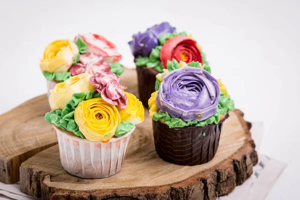 Cupcake natalizi con crema. Decorazione fiori e bacche . — Foto Stock