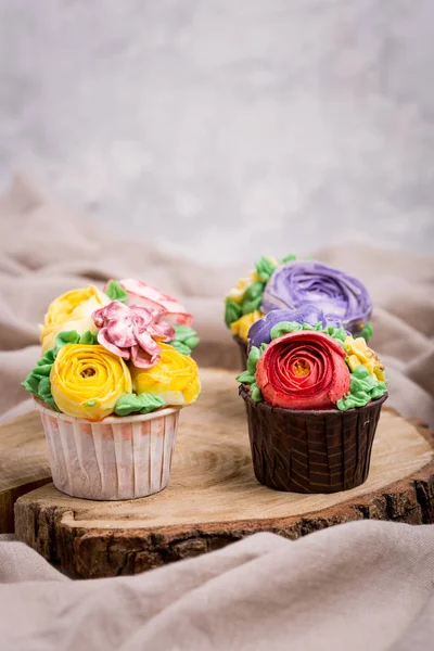 ホリデイ ・ クリームのカップケーキ。装飾花と果実. — ストック写真
