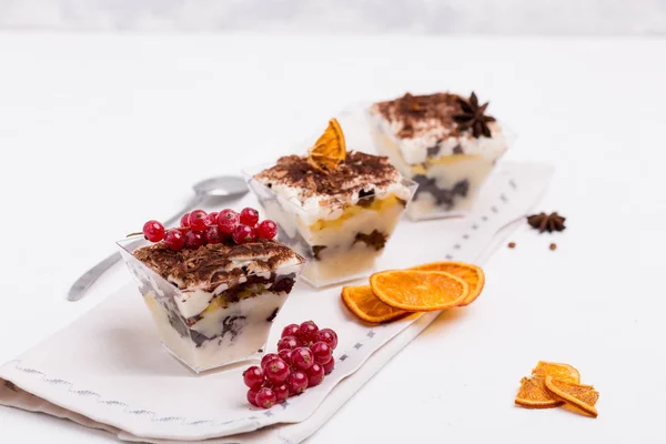 Pastel para el desayuno. Muesli con yogur, bayas y especias. Postre en un frasco . —  Fotos de Stock