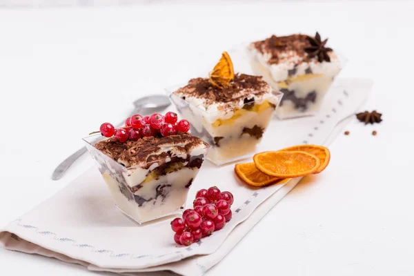 Pastel para el desayuno. Muesli con yogur, bayas y especias. Postre en un frasco . —  Fotos de Stock