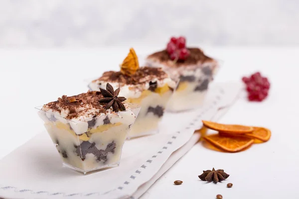 Pastel para el desayuno. Muesli con yogur, bayas y especias. Postre en un frasco . —  Fotos de Stock