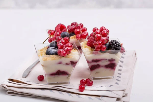 Kuchen zum Frühstück. Müsli mit Joghurt, Beeren und Gewürzen. Dessert im Glas. — Stockfoto