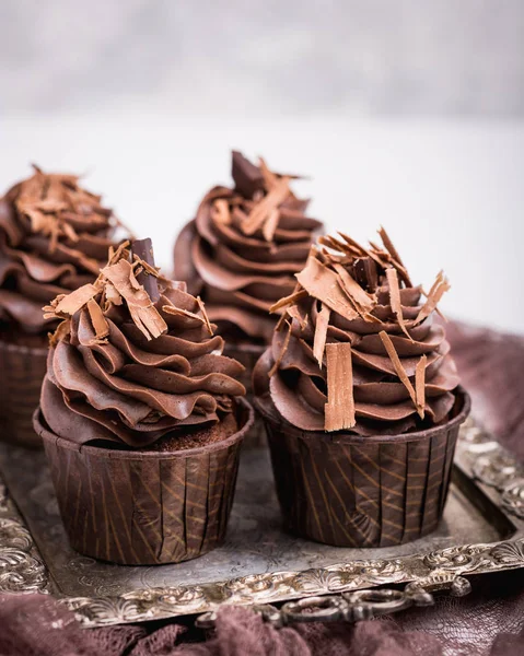 Cupcakes de vacances à la crème. Décoration fleurs et baies . — Photo