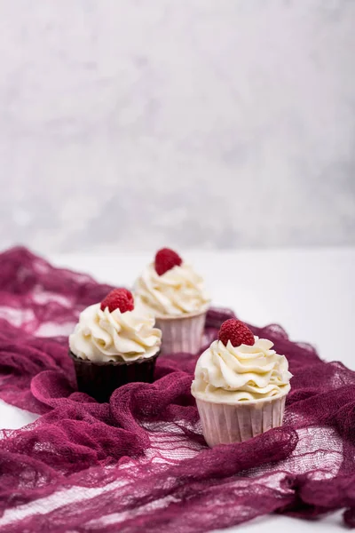 Pastelitos navideños con crema. Flores y bayas de decoración . —  Fotos de Stock