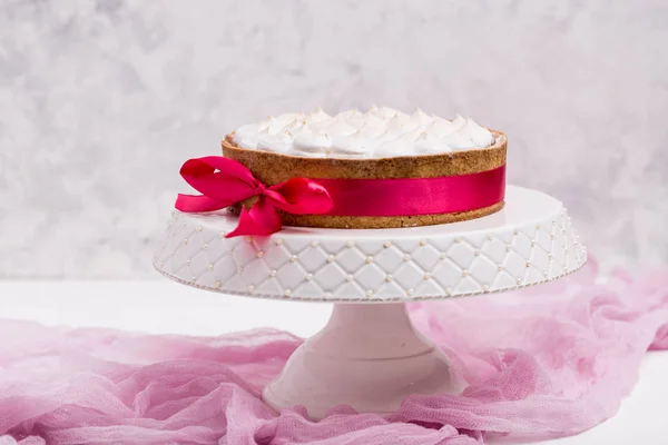 Masa de tarta de limón. La decoración es un merengue italiano . —  Fotos de Stock