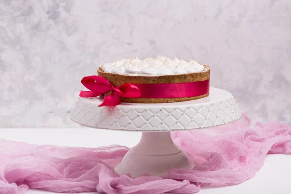 Masa de tarta de limón. La decoración es un merengue italiano . —  Fotos de Stock