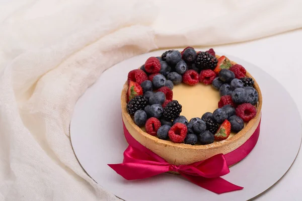 Pastel con bayas. Pastel panadería casera . —  Fotos de Stock