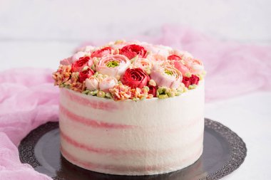 Krema ile doğum günü pastası. Güzel krem gül.