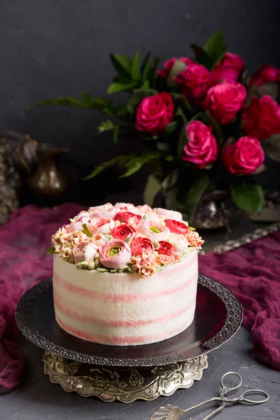 Tarta de cumpleaños con crema. Hermosas rosas crema . —  Fotos de Stock