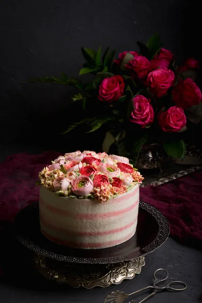 Tarta de cumpleaños con crema. Hermosas rosas crema . —  Fotos de Stock