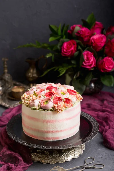 Tarta de cumpleaños con crema. Hermosas rosas crema . —  Fotos de Stock