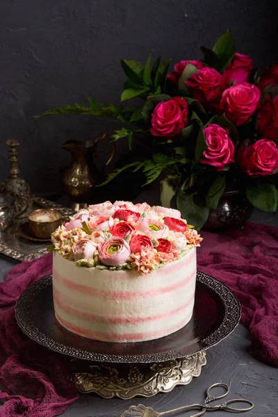 Tarta de cumpleaños con crema. Hermosas rosas crema . — Foto de Stock