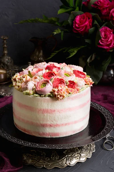 Tarta de cumpleaños con crema. Hermosas rosas crema . —  Fotos de Stock