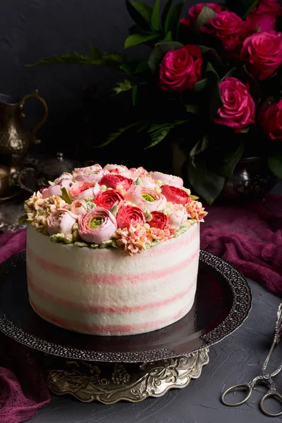 Tarta de cumpleaños con crema. Hermosas rosas crema . —  Fotos de Stock