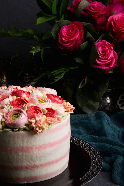 Tarta de cumpleaños con crema. Hermosas rosas crema . — Foto de Stock