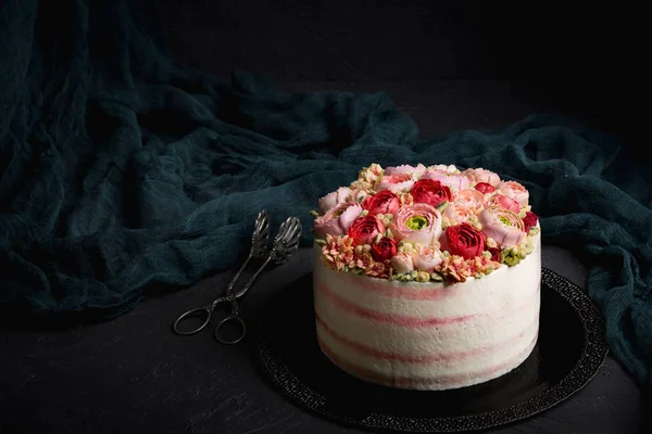 Tarta de cumpleaños con crema. Hermosas rosas crema . —  Fotos de Stock