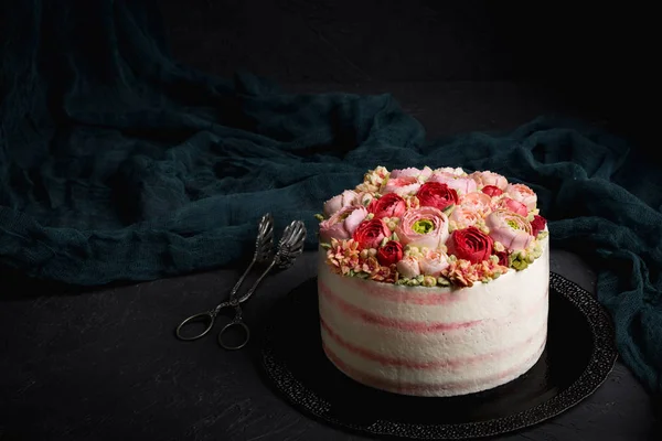 誕生日ケーキ。美しいクリーム色のバラ. — ストック写真