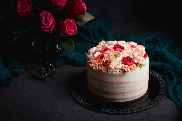 Tarta de cumpleaños con crema. Hermosas rosas crema . —  Fotos de Stock