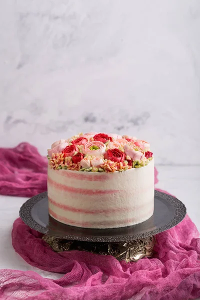 誕生日ケーキ。美しいクリーム色のバラ. — ストック写真