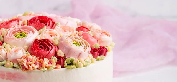 Γενέθλια τούρτα με κρέμα. Όμορφα τριαντάφυλλα κρέμα. — Φωτογραφία Αρχείου