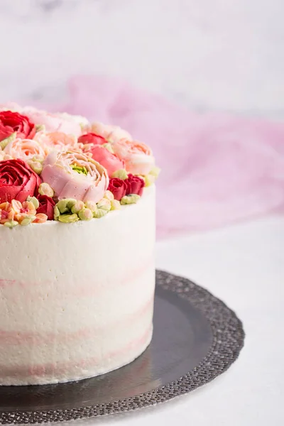 Tarta de cumpleaños con crema. Hermosas rosas crema . —  Fotos de Stock