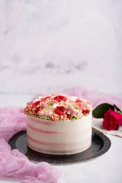 Tarta de cumpleaños con crema. Hermosas rosas crema . —  Fotos de Stock