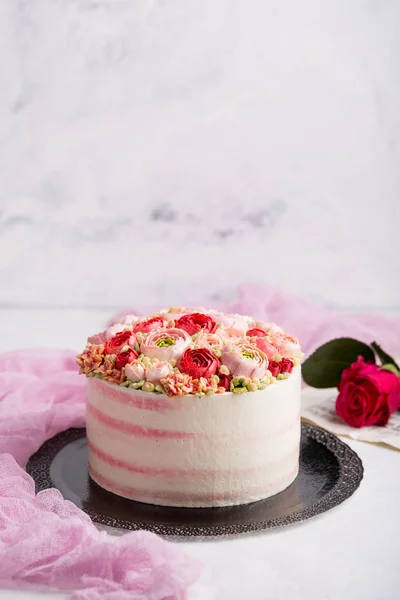 Tarta de cumpleaños con crema. Hermosas rosas crema . —  Fotos de Stock