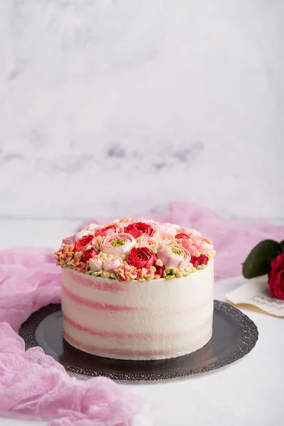 Tarta de cumpleaños con crema. Hermosas rosas crema . —  Fotos de Stock