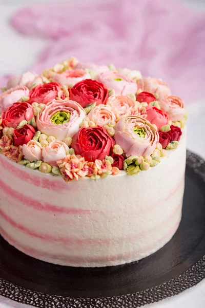 De cake van de kindverjaardag met room. Mooie crème rozen. — Stockfoto