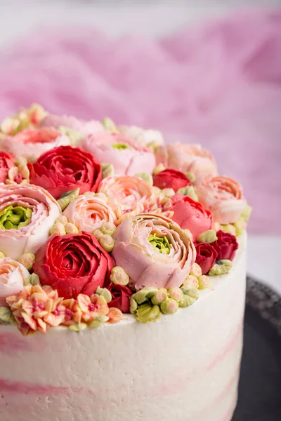 Tarta de cumpleaños con crema. Hermosas rosas crema . —  Fotos de Stock