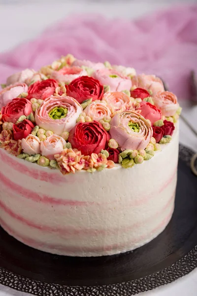크림과 함께 생일 케이크입니다. 아름 다운 크림 장미. — 스톡 사진
