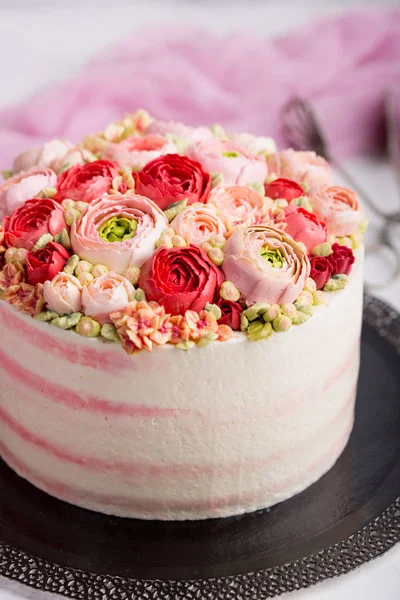 Tarta de cumpleaños con crema. Hermosas rosas crema . — Foto de Stock