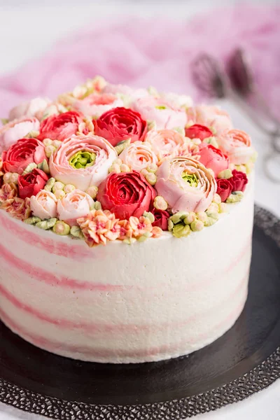 크림과 함께 생일 케이크입니다. 아름 다운 크림 장미. — 스톡 사진