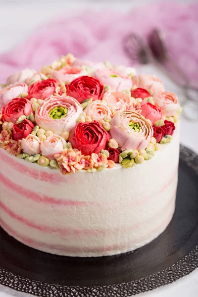 Tort de ziua de nastere cu crema. Trandafiri frumoși . — Fotografie, imagine de stoc